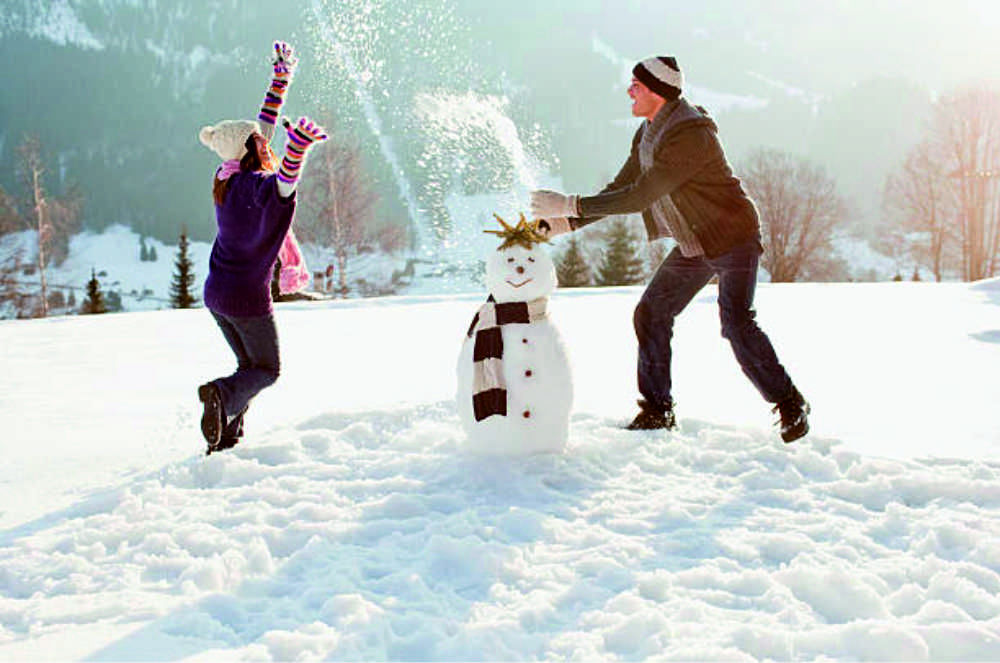 Snowball-Fights-and-Snowman-Building-manali